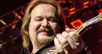 Travis Tritt performed live at Star Pavilion inside of Ameristar Casino Hotel Kansas City on April 27, 2018.