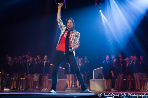 Foreigner frontman Kelly Hansen performing "I Want to Know What Love Is" with the St. Thomas Aquinas high school choir at Starlight Theatre in Kansas City, MO on July 17, 2018.