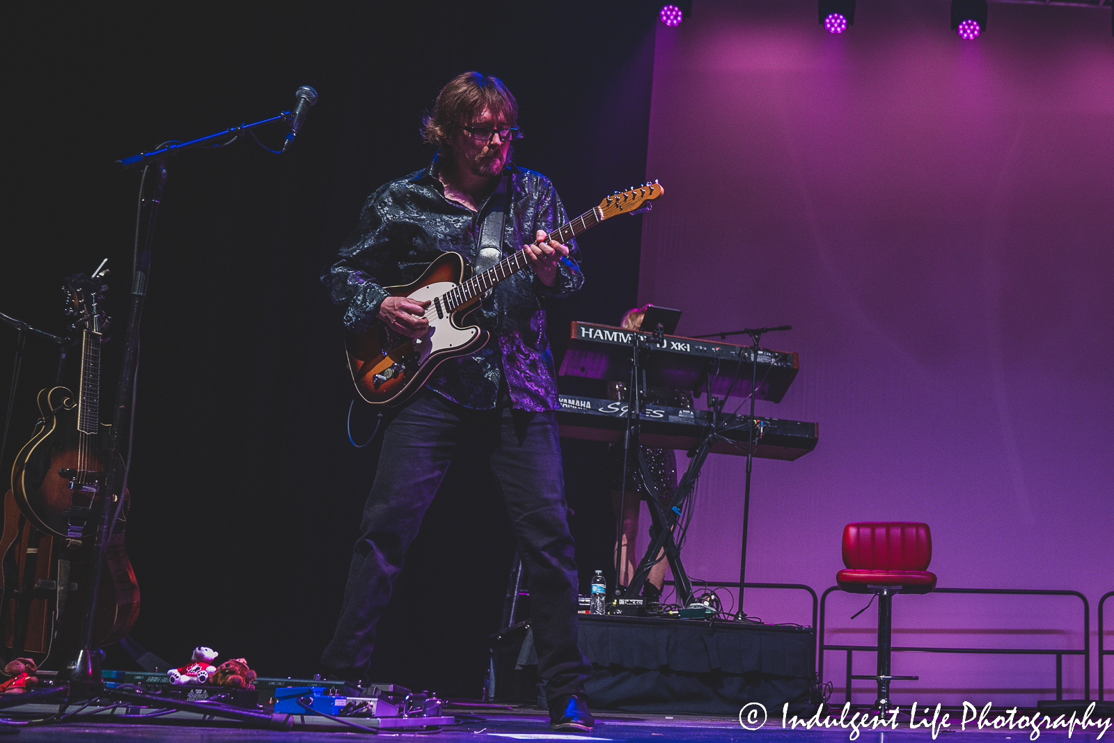 Lorrie Morgan's lead guitarist and keyboard player performing live at Ameristar Casino in Kansas City, MO on January 21, 2023.