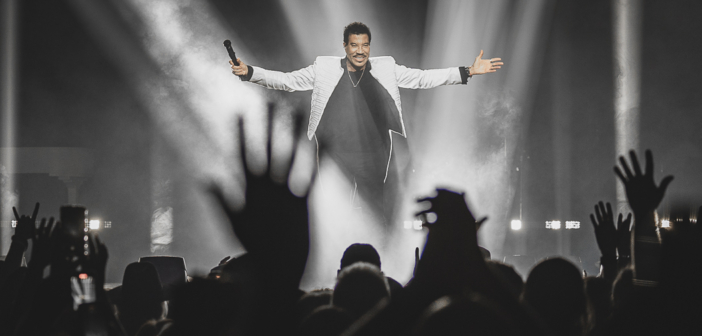 Lionel Richie w/ EW&F Live at T-Mobile Center