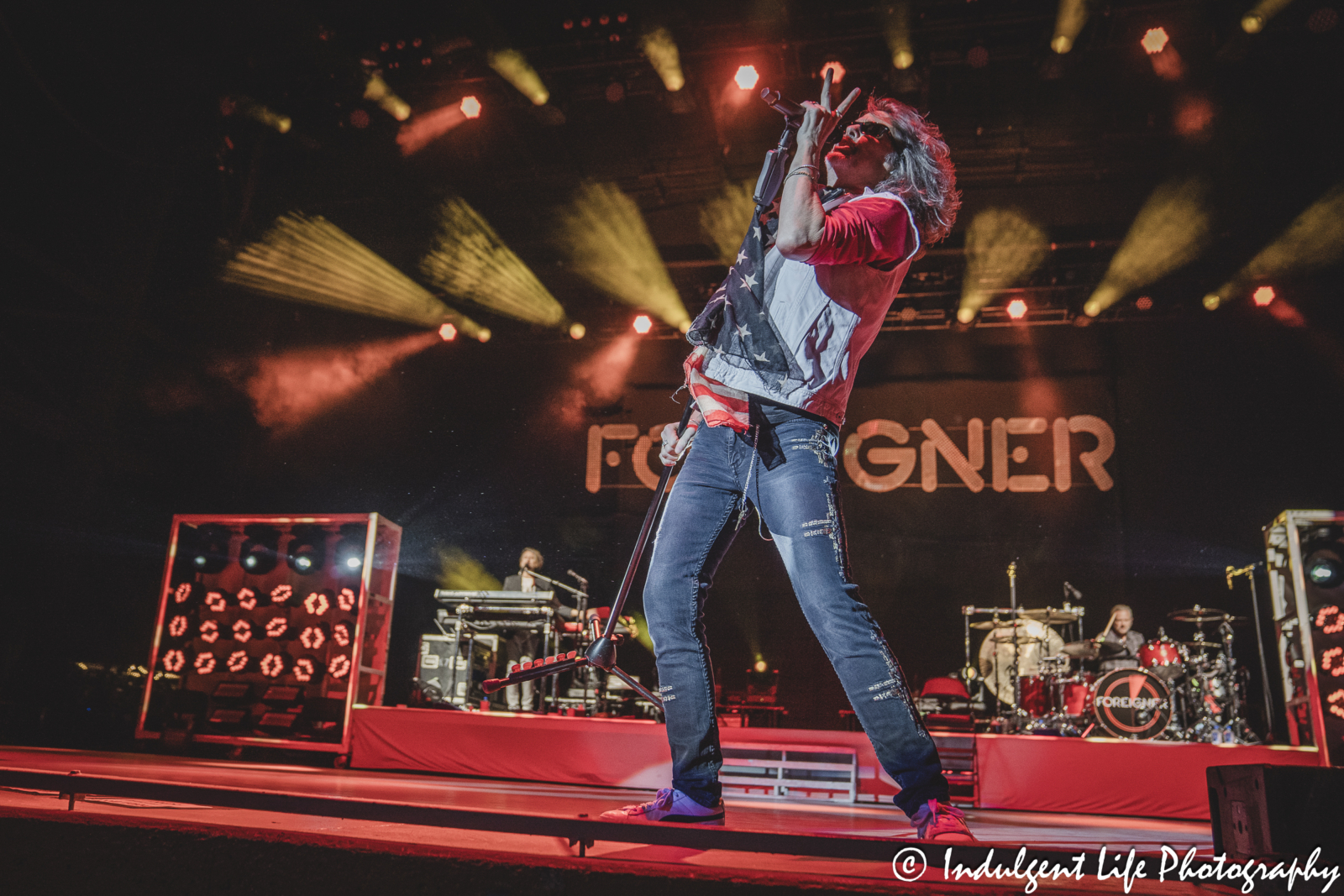 Foreigner lead singer Kelly Hansen performing "Double Vision"