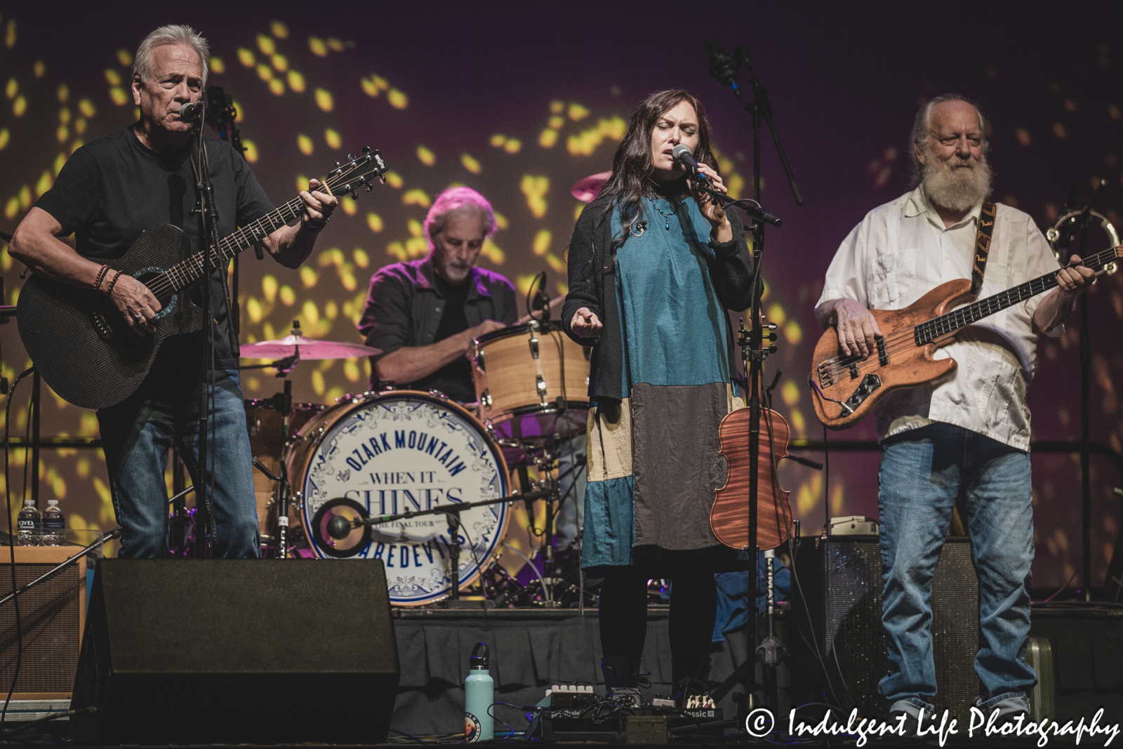 The Ozark Mountain Daredevils lead vocalist John Dill and violinist Molly Healey performing live at Ameristar Casino in Kansas City, MO on November 8, 2024.